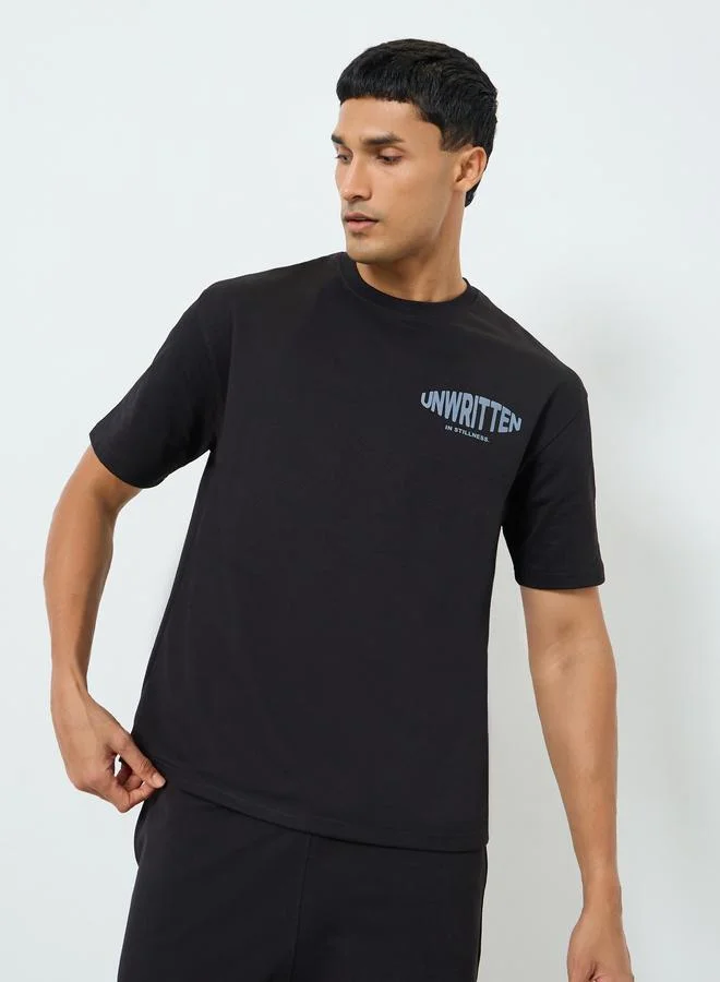 ستايلي طقم منسق من تيشيرت وشورت بطبعة جرافيك للرجال